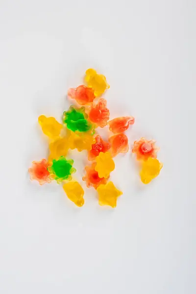 Çeşit çeşit şekerleme, sulu renkli jöleli şekerler. Beyaz arkaplanda şekerleme