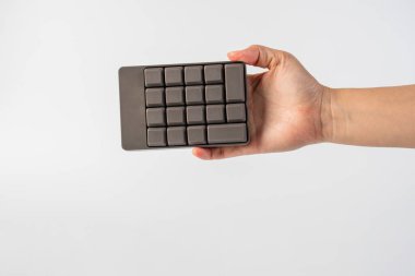 Beyaz arkaplan üzerinde Bourne anahtar kişi numaraları.