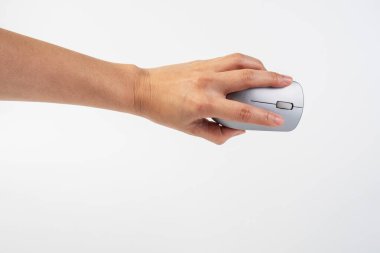 Beyaz arkaplanda el ve bilgisayar faresi kablosuz.