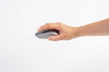 Beyaz arkaplanda el ve bilgisayar faresi kablosuz.