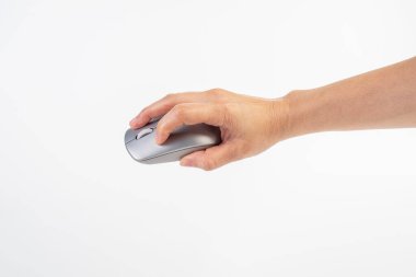 Beyaz arkaplanda el ve bilgisayar faresi kablosuz.