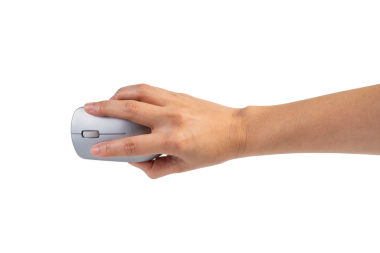 Şeffaf arkaplanda el ve bilgisayar faresi kablosuz.