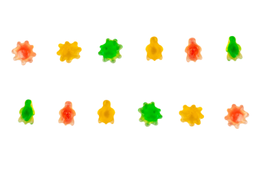 Çeşit çeşit şekerleme, sulu renkli jöleli şekerler. Şeffaf arkaplanda şekerleme