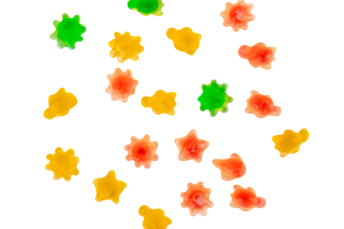 Çeşit çeşit şekerleme, sulu renkli jöleli şekerler. Şeffaf arkaplanda şekerleme