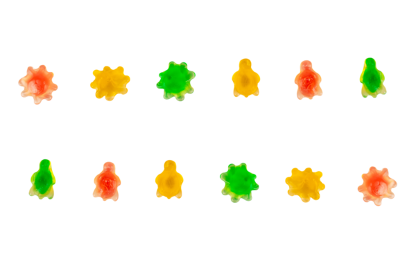 Çeşit çeşit şekerleme, sulu renkli jöleli şekerler. Şeffaf arkaplanda şekerleme