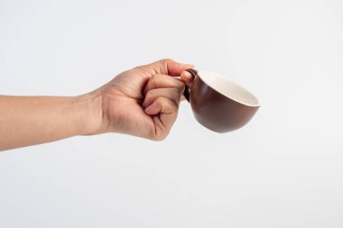 Kahverengi fincanda kahve, bardakta kahve, beyaz arka planda kahve.