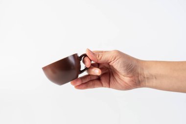 Kahverengi fincanda kahve, bardakta kahve, beyaz arka planda kahve.