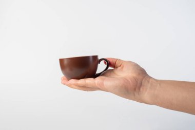 Kahverengi fincanda kahve, bardakta kahve, beyaz arka planda kahve.