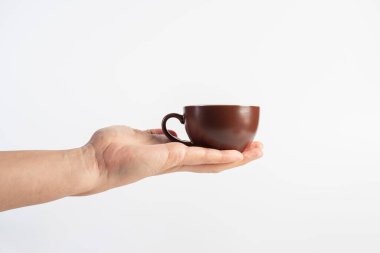 Kahverengi fincanda kahve, bardakta kahve, beyaz arka planda kahve.