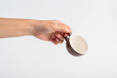 Kahverengi fincanda kahve, bardakta kahve, beyaz arka planda kahve.