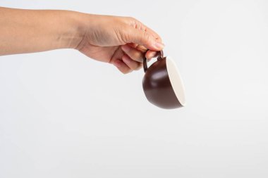 Kahverengi fincanda kahve, bardakta kahve, beyaz arka planda kahve.