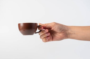 Kahverengi fincanda kahve, bardakta kahve, beyaz arka planda kahve.