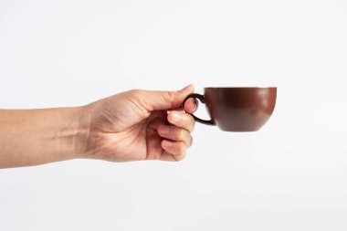 Kahverengi fincanda kahve, bardakta kahve, beyaz arka planda kahve.