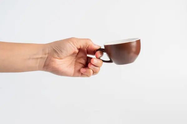 Kahverengi fincanda kahve, bardakta kahve, beyaz arka planda kahve.