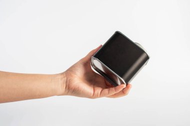 Beyaz arkaplanda el ele paketleme için siyah kutu.