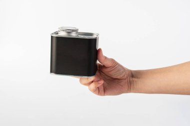 Beyaz arkaplanda el ele paketleme için siyah kutu.