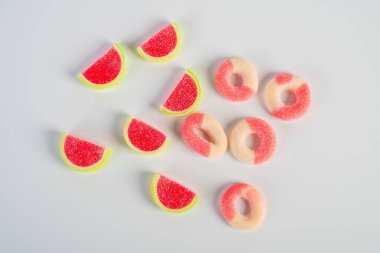 Beyaz arka planda şekerle karıştırılmış meyve jölesi