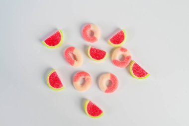 Beyaz arka planda şekerle karıştırılmış meyve jölesi