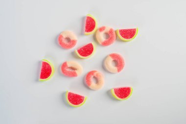 Beyaz arka planda şekerle karıştırılmış meyve jölesi