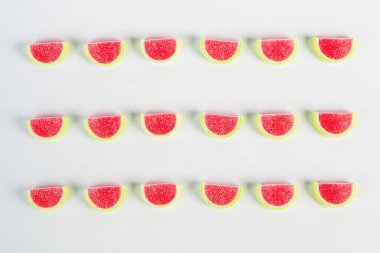 Beyaz arka planda şekerle karıştırılmış meyve jölesi