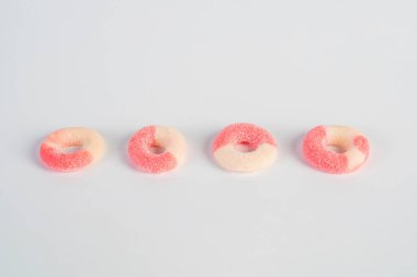 Beyaz arka planda şekerle karıştırılmış meyve jölesi