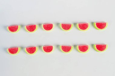 Beyaz arka planda şekerle karıştırılmış meyve jölesi