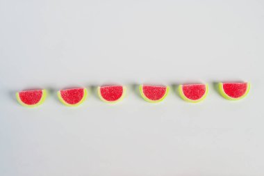 Beyaz arka planda şekerle karıştırılmış meyve jölesi