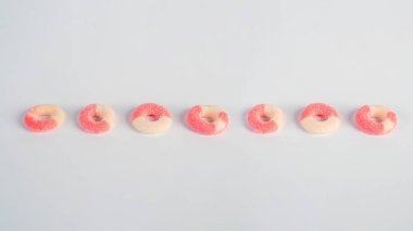 Beyaz arka planda şekerle karıştırılmış meyve jölesi