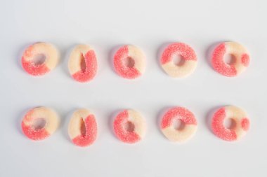 Beyaz arka planda şekerle karıştırılmış meyve jölesi