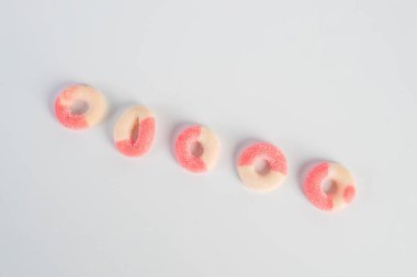 Beyaz arka planda şekerle karıştırılmış meyve jölesi