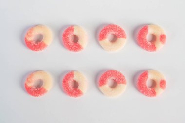 Beyaz arka planda şekerle karıştırılmış meyve jölesi