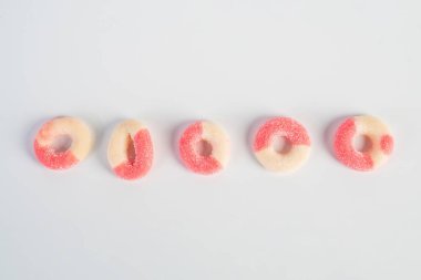 Beyaz arka planda şekerle karıştırılmış meyve jölesi