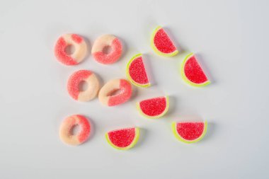 Beyaz arka planda şekerle karıştırılmış meyve jölesi