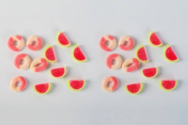 Beyaz arka planda şekerle karıştırılmış meyve jölesi