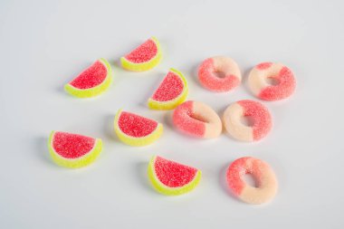 Beyaz arka planda şekerle karıştırılmış meyve jölesi