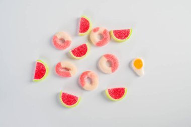 Beyaz arka planda şekerle karıştırılmış meyve jölesi