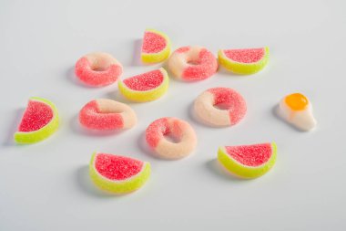 Beyaz arka planda şekerle karıştırılmış meyve jölesi