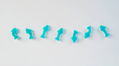 Denizanası şekerlemeleri. Jelibon köpek balığı, beyaz arka planda şeker kaplı mavi yunus jölesi..