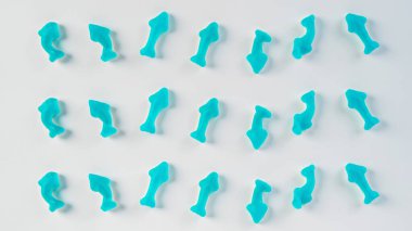 Denizanası şekerlemeleri. Jelibon köpek balığı, beyaz arka planda şeker kaplı mavi yunus jölesi..