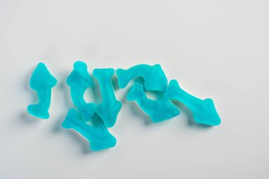 Denizanası şekerlemeleri. Jelibon köpek balığı, beyaz arka planda şeker kaplı mavi yunus jölesi..