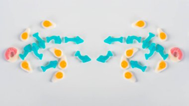 Denizanası şekerlemeleri. Jelibon, beyaz arka planda şekerle karıştırılmış meyve jölesi..