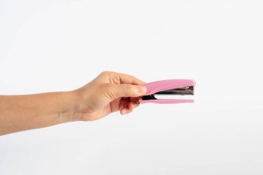 Beyaz arkaplanda pembe zımba var.