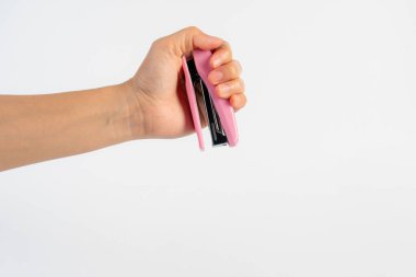 Beyaz arkaplanda pembe zımba var.