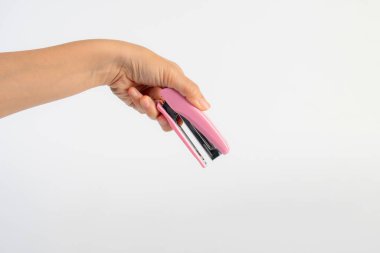 Beyaz arkaplanda pembe zımba var.