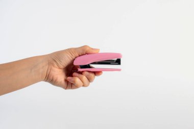 Beyaz arkaplanda pembe zımba var.