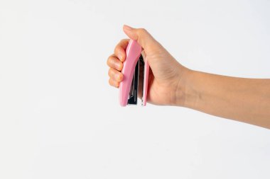 Beyaz arkaplanda pembe zımba var.