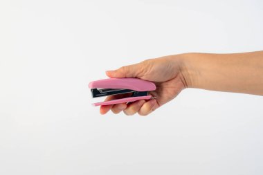 Beyaz arkaplanda pembe zımba var.