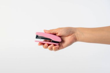 Beyaz arkaplanda pembe zımba var.