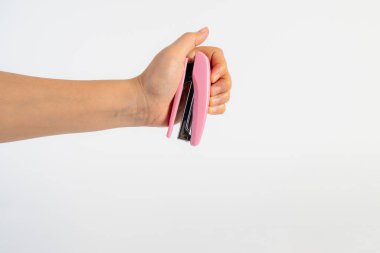 Beyaz arkaplanda pembe zımba var.