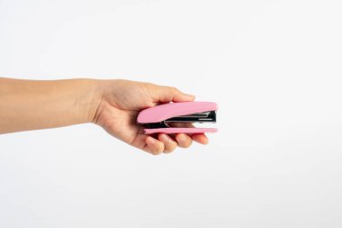 Beyaz arkaplanda pembe zımba var.